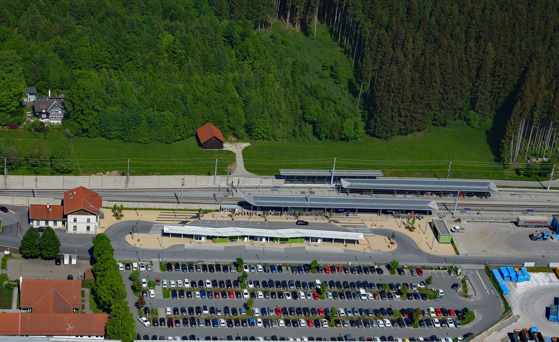 Die Abbildung zeigt eine Luftaufnahme der Haltestelle 4.0 in Neumarkt am Wallersee