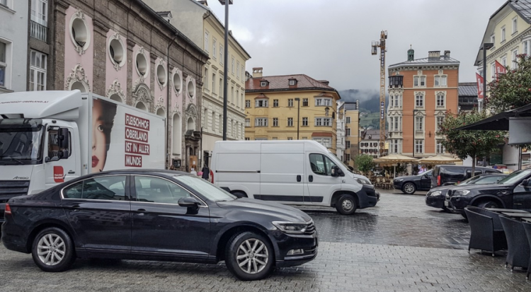 Lieferfahrzeuge in der Innsbrucker Fußgängerzone steht ein LKW und ein weißer Lieferwagen